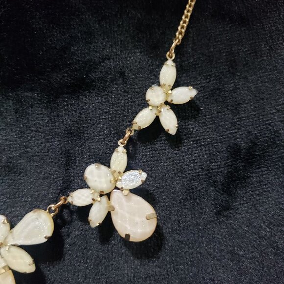 Claire's Womens White Floral Beaded Fashion Statement  Necklace - Picture 3 of 8